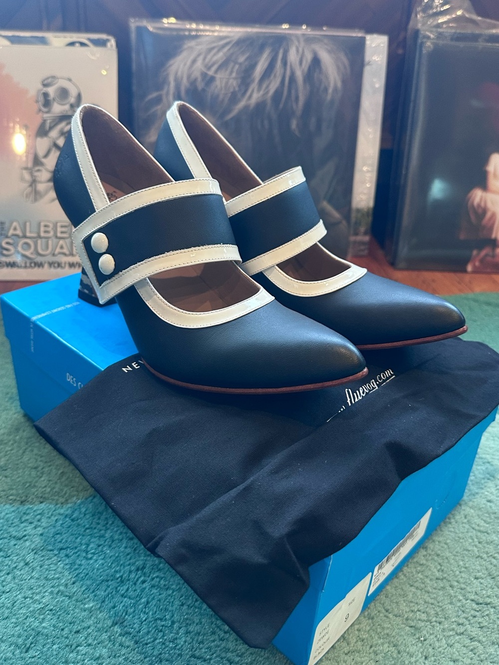 Fluevog NEW IN BOX Big Presence Zewde black/cream wide strap retro heel- 9